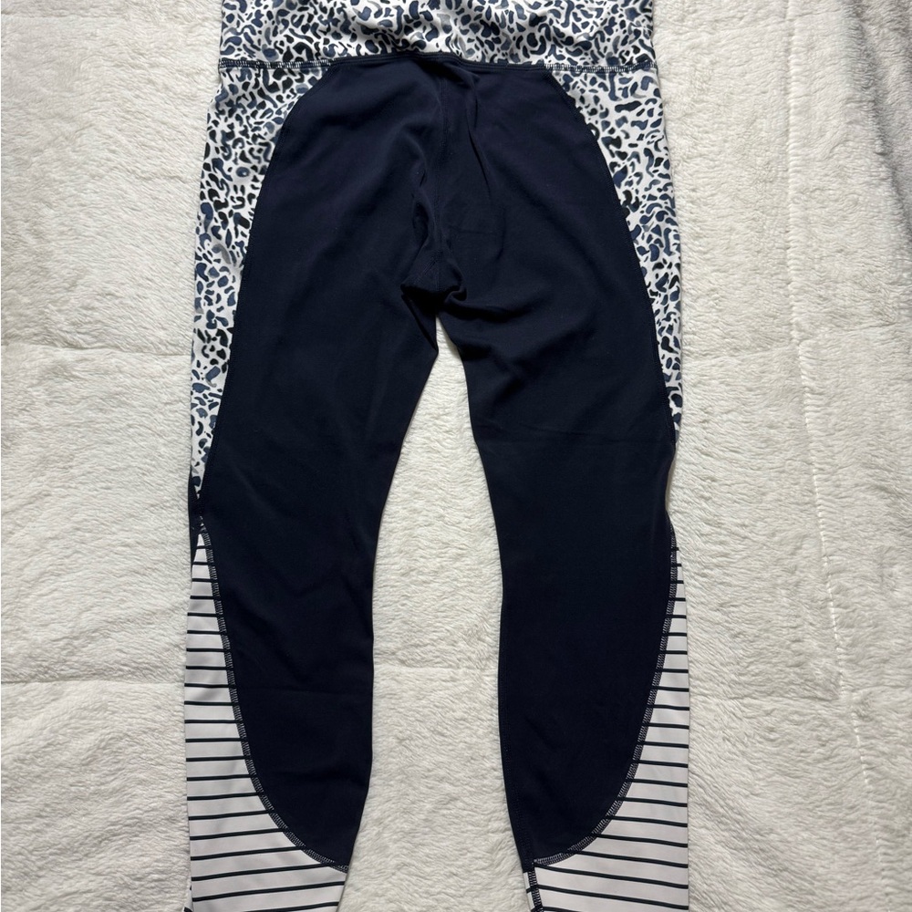 Athleta Chaturanga Navy Blue Striped Animal Print Leggings Women’s sz Medium EUC